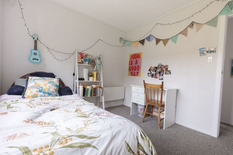 Photo of property in 5 Poharama Place, Marfell, New Plymouth, 4310