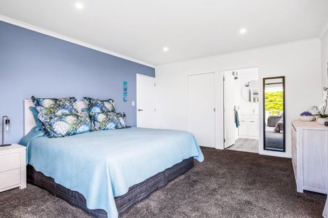 Photo of property in 4 Pinedale Crescent, Riversdale Beach, Masterton, 5872