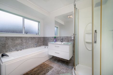 Photo of property in 3 Simon Owen Place, Golflands, Auckland, 2013