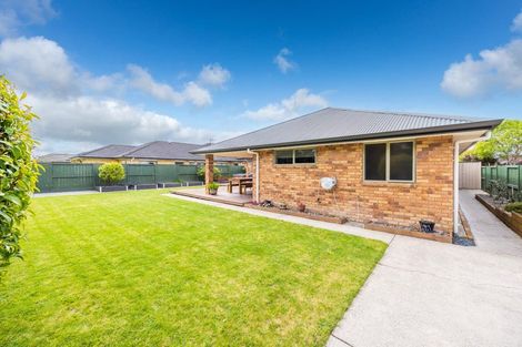 Photo of property in 17 Whitford Place, Rototuna North, Hamilton, 3210