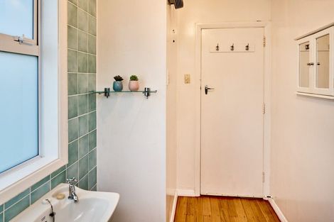 Photo of property in 128 Mana Esplanade, Paremata, Porirua, 5026