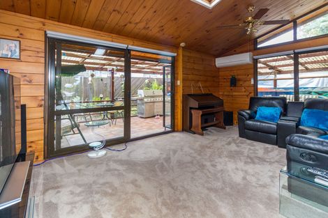 Photo of property in 39 Fitzherbert Avenue, West Harbour, Auckland, 0618