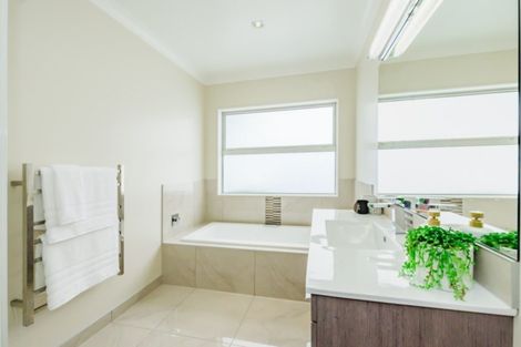 Photo of property in 7 Otupoa Way, Paraparaumu, 5032