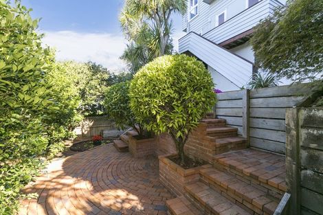 Photo of property in 22 Fairview Crescent, Kelburn, Wellington, 6012
