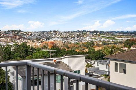 Photo of property in 52 Rising Parade, Fairview Heights, Auckland, 0632