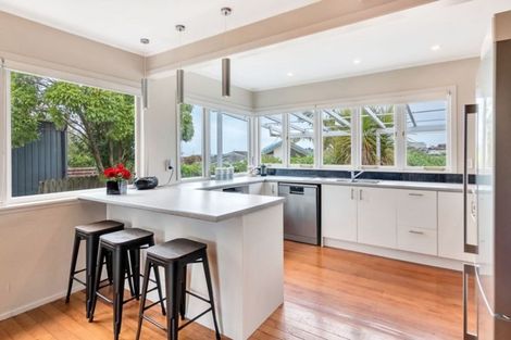 Photo of property in 2/64 Browns Bay Road, Rothesay Bay, Auckland, 0630