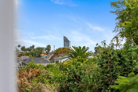 Photo of property in 1/9a Eversleigh Road, Belmont, Auckland, 0622