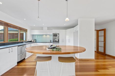 Photo of property in 33 Bryndwr Road, Fendalton, Christchurch, 8052