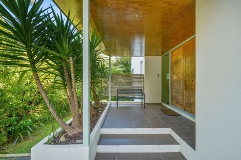 Photo of property in 19 Dillon Street, Lowry Bay, Lower Hutt, 5013