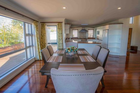 Photo of property in 40 Dress Circle, Newlands, Wellington, 6037