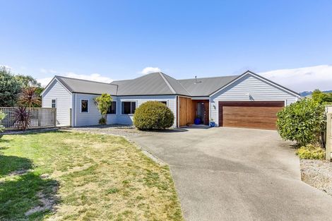 Photo of property in 15 Holcombe Drive, Paraparaumu, 5032