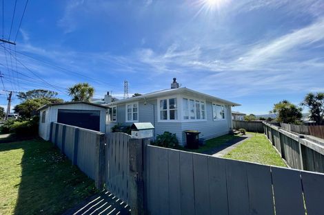 Photo of property in 4 Balmain Street, Newlands, Wellington, 6037