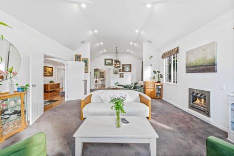 Photo of property in 52 Rising Parade, Fairview Heights, Auckland, 0632