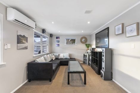 Photo of property in 17 Coburg Street, Henderson, Auckland, 0612