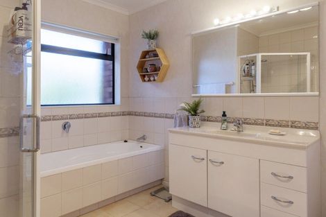 Photo of property in 25 Kinder Street, Acacia Bay, Taupo, 3330