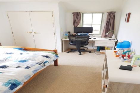 Photo of property in 15 Cayman Place, Unsworth Heights, Auckland, 0632