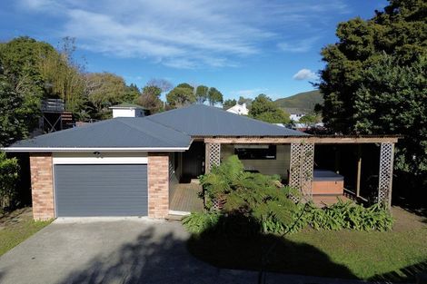 Photo of property in 1a Peel Place, Wainuiomata, Lower Hutt, 5014