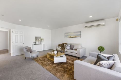 Photo of property in 17 Mandeville Place, Unsworth Heights, Auckland, 0632