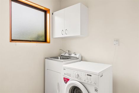 Photo of property in 102 Beach Road, Te Atatu Peninsula, Auckland, 0610