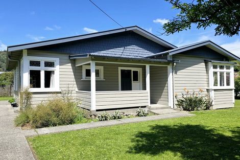 Photo of property in 16 Buller Street, Picton, 7220