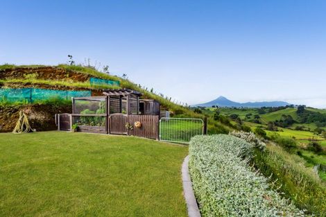 Photo of property in 956 Richmond Road, Lepperton, New Plymouth, 4373
