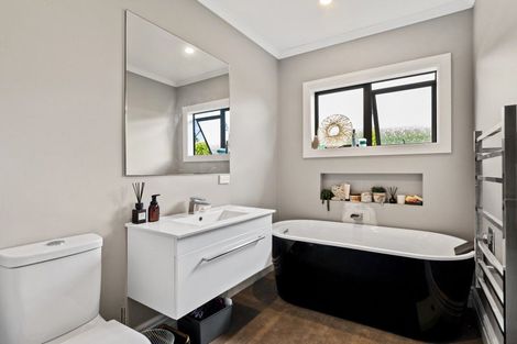 Photo of property in 13 Collingwood Road, Waiuku, 2123