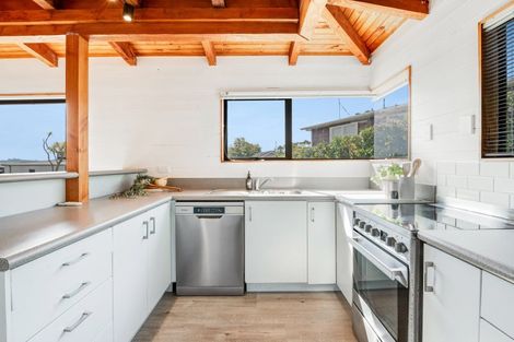 Photo of property in 46 De Luen Avenue, Tindalls Beach, Whangaparaoa, 0930