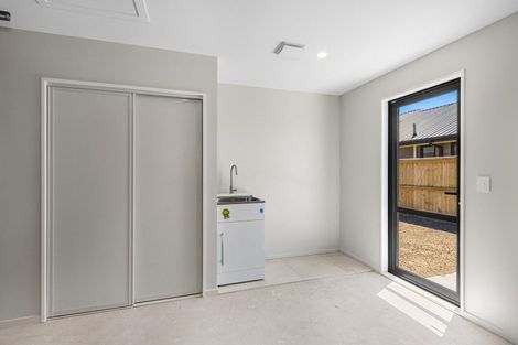 Photo of property in 13 Vista Crescent, Maoribank, Upper Hutt, 5018