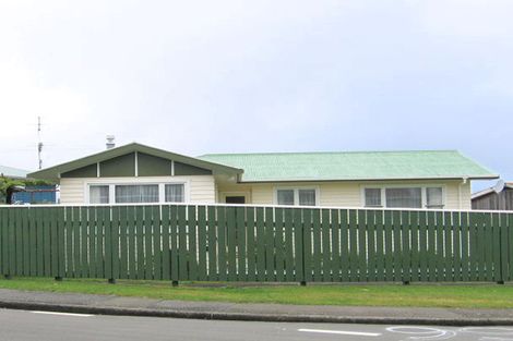 Photo of property in 38 Bellringer Crescent, Newlands, Wellington, 6037