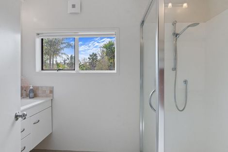 Photo of property in 33 Woodlands Crescent, Browns Bay, Auckland, 0630