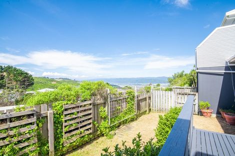 Photo of property in 7c Cheyne Walk, Newlands, Wellington, 6037