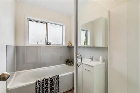 Photo of property in 1/27 Mannering Place, Hillcrest, Auckland, 0627