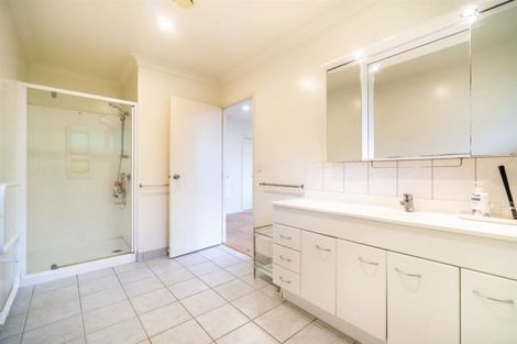 Photo of property in 32 Woodridge Avenue, Northcross, Auckland, 0630
