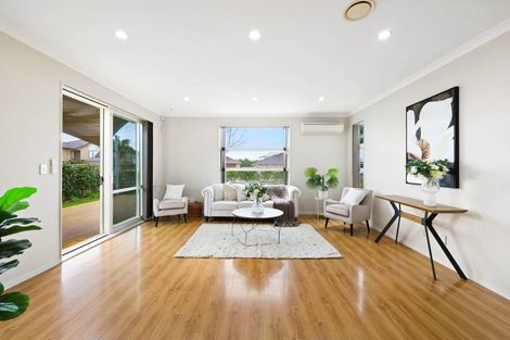 Photo of property in 111 Lake Panorama Drive, Henderson Valley, Auckland, 0612