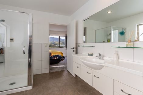 Photo of property in 61 Quadrant Heights, Paraparaumu, 5032