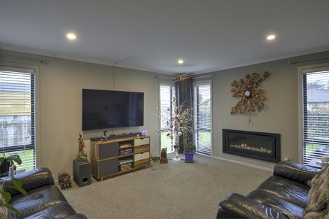 Photo of property in 2 Devon Lane, Carterton, 5713