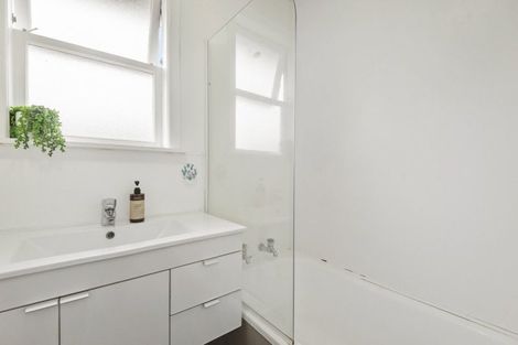 Photo of property in 72 Blakeborough Drive, Forrest Hill, Auckland, 0620