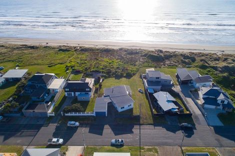 Photo of property in 10 Marine Parade South, Foxton Beach, Foxton, 4815