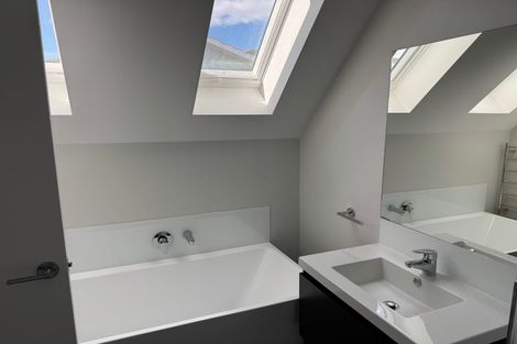 Photo of property in 91c Whites Line East, Waiwhetu, Lower Hutt, 5010