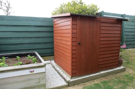 Photo of property in 8a Chapman Street, Newlands, Wellington, 6037