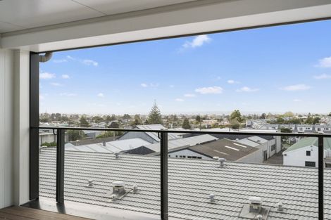 Photo of property in 1/4045f Great North Road, Glen Eden, Auckland, 0602