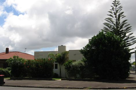 Photo of property in 33-35 Harbour Road, Point Chevalier, Auckland, 1022