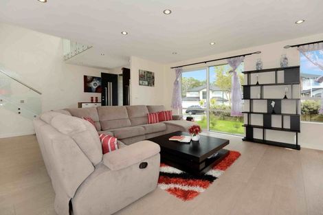 Photo of property in 39 Harrowglen Drive, Northcross, Auckland, 0632