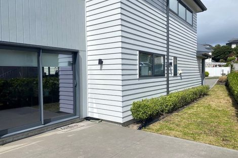 Photo of property in 37 Tamworth Crescent, Newlands, Wellington, 6037