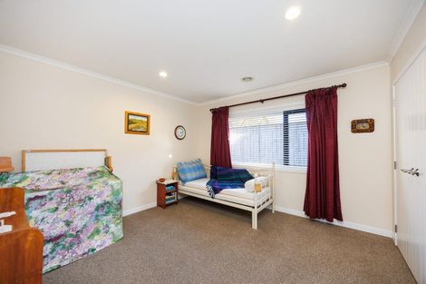 Photo of property in 12 Ron Place, Fitzherbert, Palmerston North, 4410