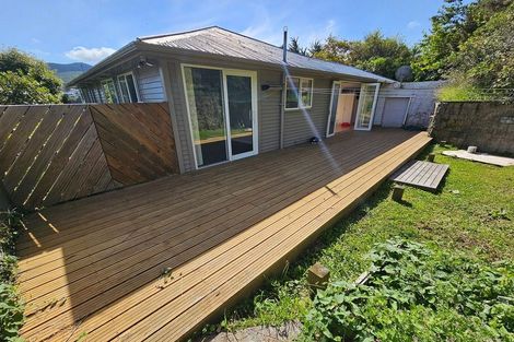 Photo of property in 1 Taylor Terrace, Tawa, Wellington, 5028