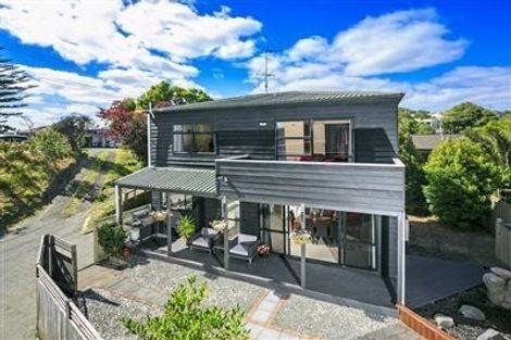 Photo of property in 2/182 Queen Street, Northcote Point, Auckland, 0627