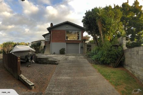 Photo of property in 8 Halcombe Place, Green Bay, Auckland, 0604