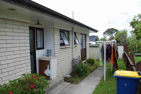 Photo of property in 2 Darlington Place, Glendene, Auckland, 0602