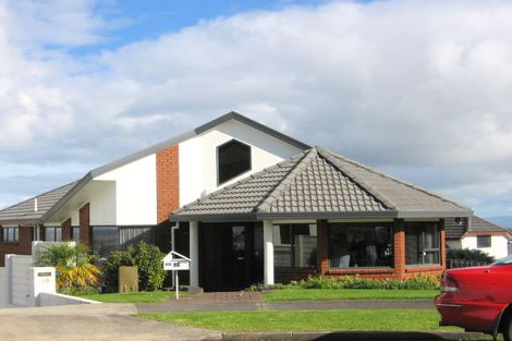 Photo of property in 15 Lobelia Rise, Goodwood Heights, Auckland, 2105